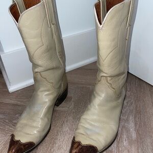 Beautifully worn Justin Boots Woman’s size 8.